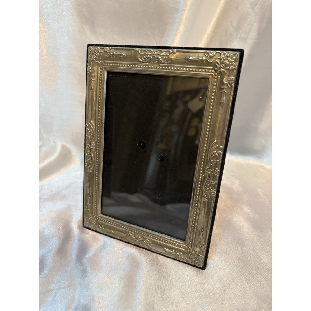 VINTAGE SILVER TONE ORNATE 4 x6" PICTURE FRAME